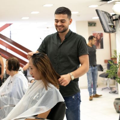עמית-לבון מדריך תספורת על לקוחה ומחייך
